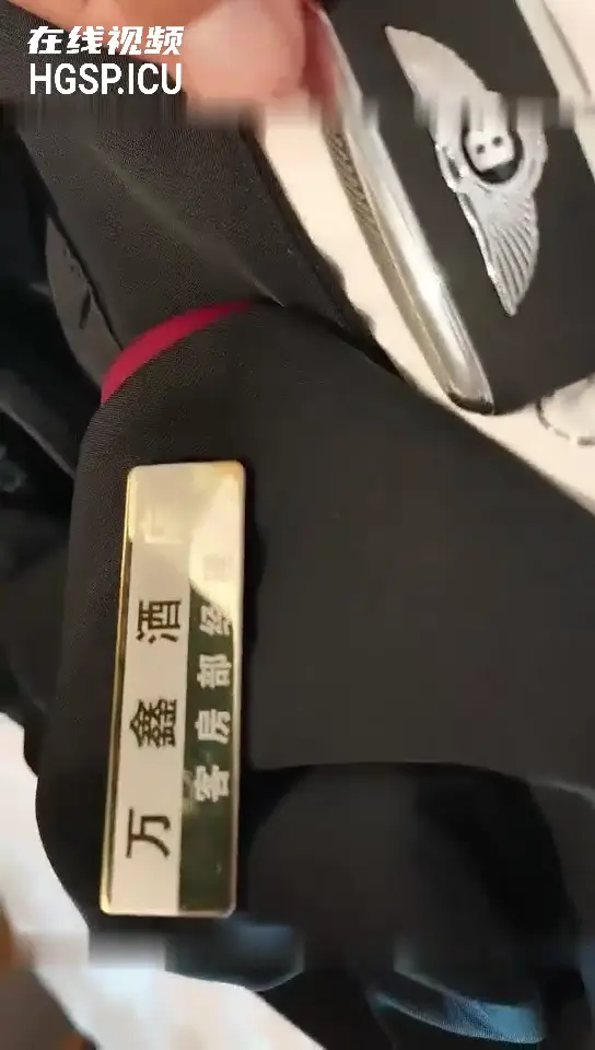 #剧情 把宾利车钥匙充大款开房把万鑫酒店美女少妇客房经理给唬住了拖到床上发生性关系对白搞笑
