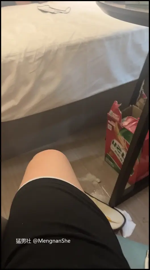 內部搜 10408 帥氣直男把肉感女友按在床上,草著她又大又肥的雪白屁股,忍不住低吼:“還是幹大屁股肥逼最爽!”