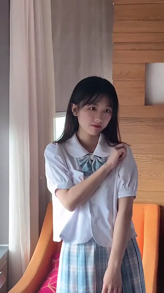 抖音20万粉美女主播【小刘同学zzz】 疑似被探花李神约战过甜甜似初恋+抖音视频