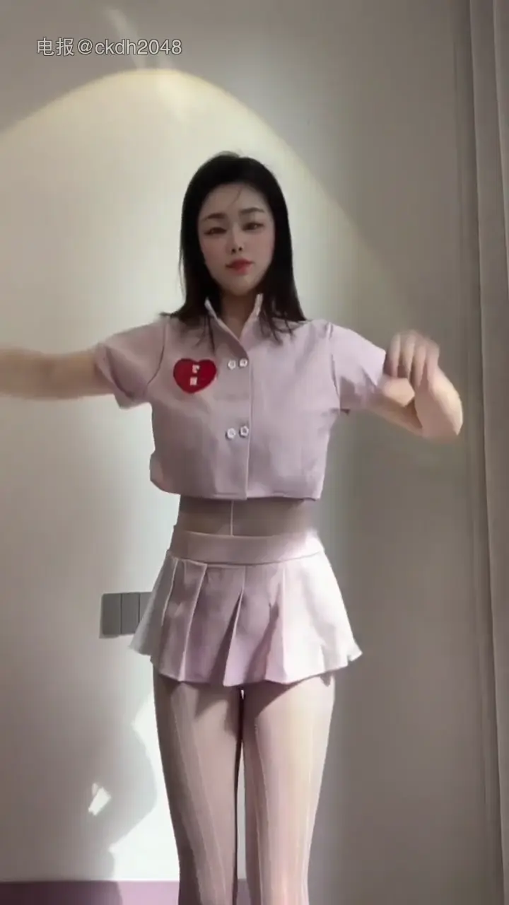 【抖音福利】风骚熟女【Lucky】骚穴滴风油精道具插肛倒立 5V