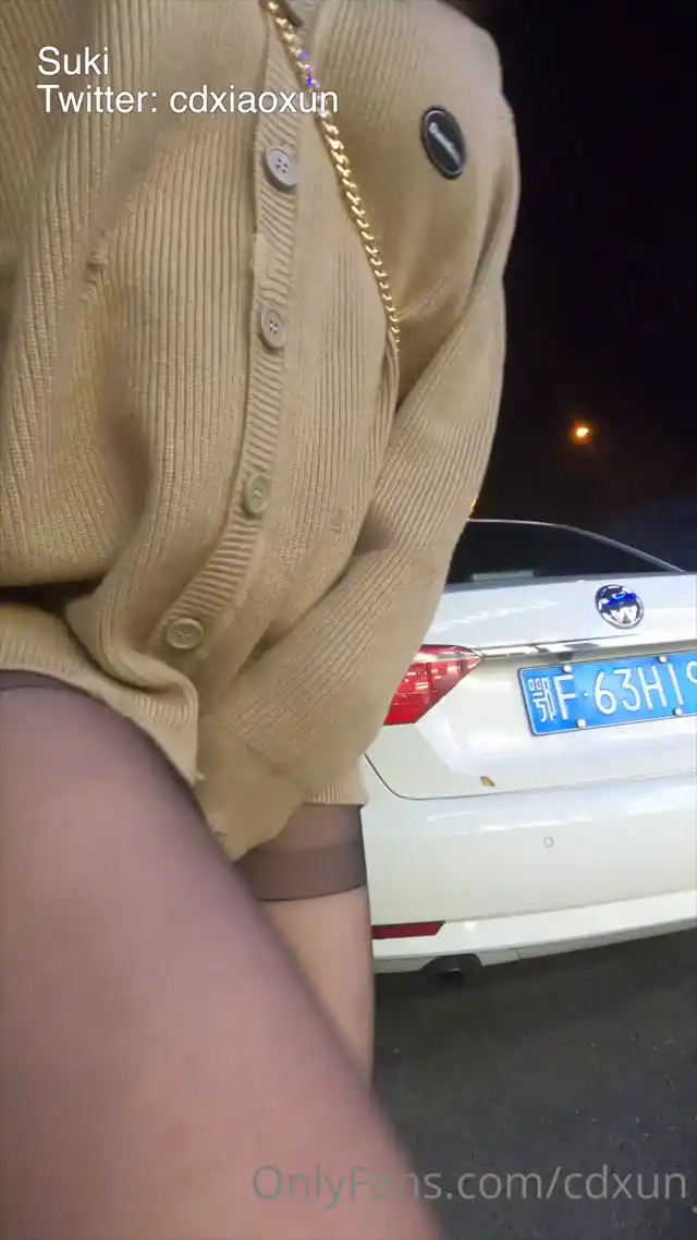 男娘福利第101彈 國產男娘小燻夜晚街頭露出,夾著雞巴進超市