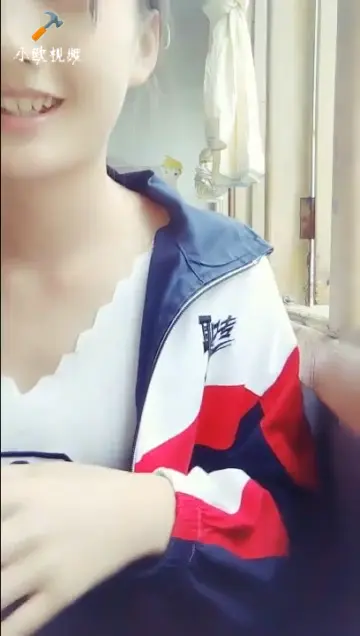 看这意思可不是第一次搞这个,先接触直播,再接触拍片,青春饭吃的美滋滋,98年的大专小虎牙,白嫩小逼放学后厕所里玩逼,各种互动比起大主播也不逊色