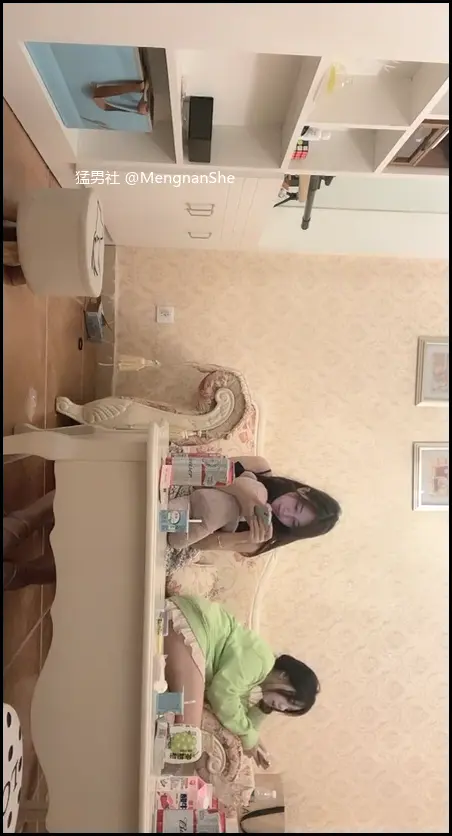內部搜 3002 牌局散場，腹肌小帥哥摟著穿碎花裙的小女友進門，酒勁上頭，眼神瞬間變野。他一把扯掉她內褲，按倒在沙發上，粗黑大雞巴硬得發紫，直接頂開溼亮陰唇，猛力一挺，整根臭雞巴直捅進緊緻嫩逼！