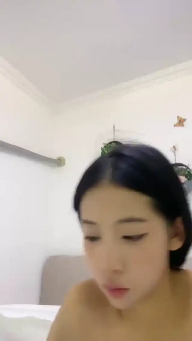 【曼小狗】 巨乳萝莉学生妹，口爆射嘴，无套啪啪，道具自慰