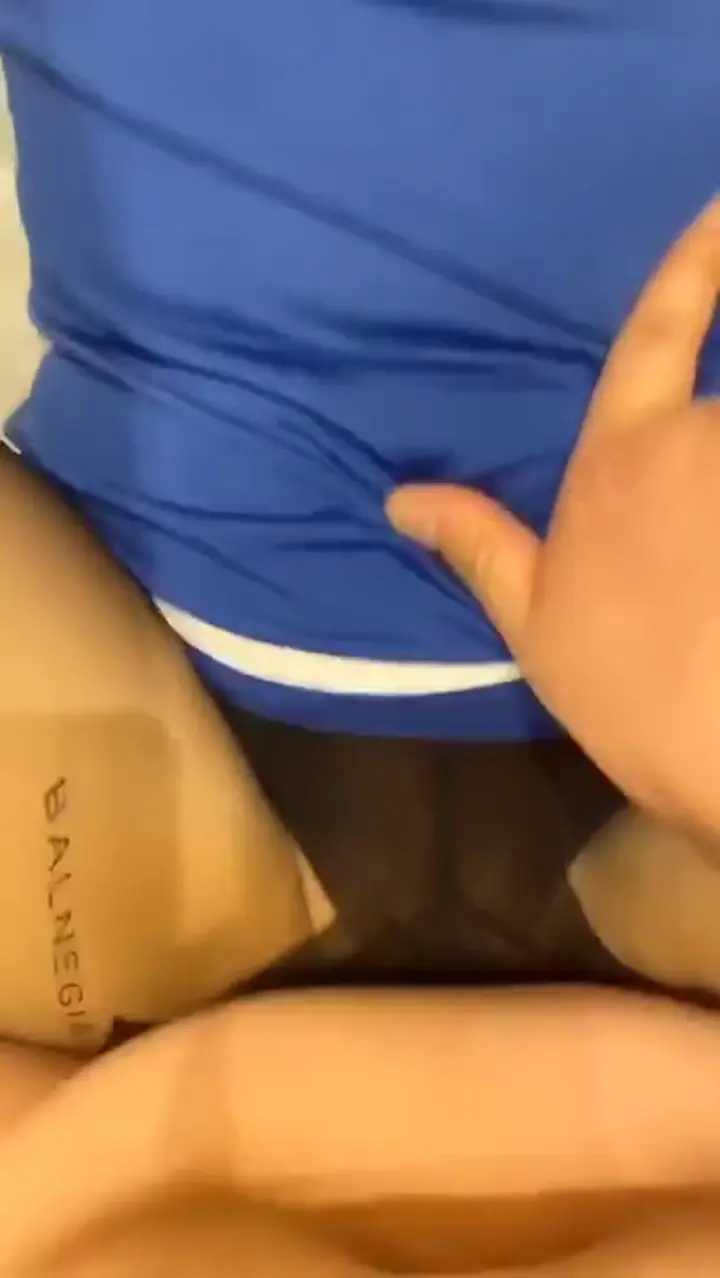极品反差婊 高颜值美女，被无套大屌插入嫩逼，一阵疯狂猛艹，啊啊啊狂叫，超爽内射，拔吊而出