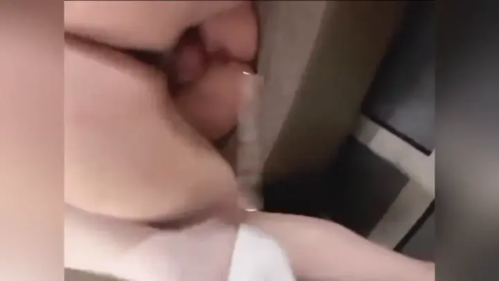 【史上最骚人妻】绿帽老公找表弟操老婆，老婆被内射，老公在舔干净逼里的精液0：39：34.