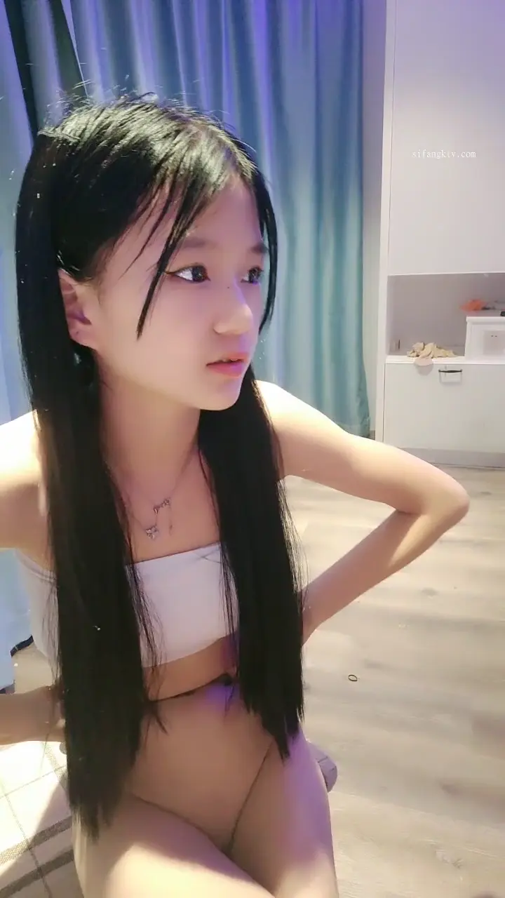 無敵白虎嫩逼 精神蘿莉19歲，體重80多斤，有點駝背 有點像精神小妹