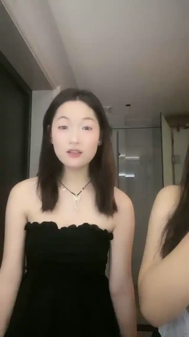 【曼小狗】巨乳萝莉学生妹,口爆射嘴,无套啪啪,道具自慰