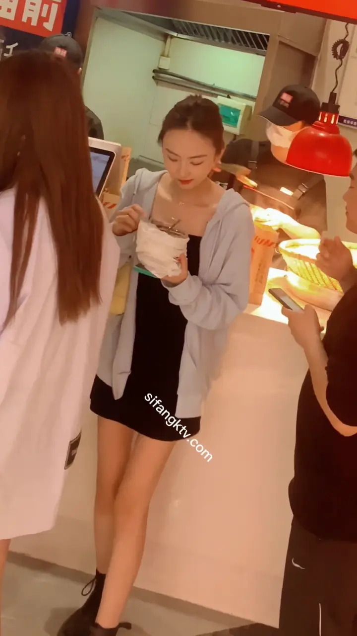 针织衫丸子头美女，嘴巴嘟嘟惹人爱。这次的小姐姐是一位精致的丸子头美女，上身淡蓝色针织衫，下身小短裙，在镜头下展示了自己趋近于完美的大腿，又白又细又直。小姐姐一直在吃零食，嘴巴嘟起来也十分可爱。一波CD，小姐姐的大腿属实够顶，又白又嫩，还能看到坐在板凳上的勒痕。可惜QD表现力不足，短裙自带的打底遮住了白色N，可怜的白N只有在她扭动胯部的时候才能勉强漏出。