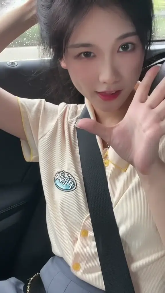 抖音20万粉美女主播【小刘同学zzz】 疑似被探花李神约战过甜甜似初恋+抖音视频
