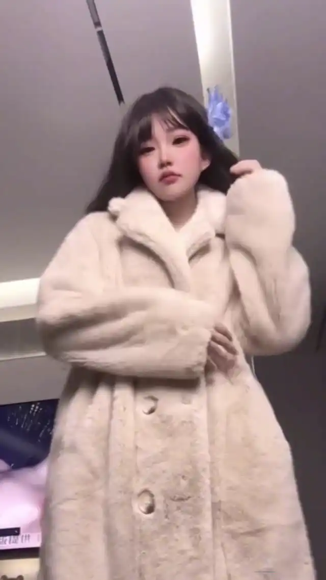推特大神 疯狂小妹 带着闺蜜约粉丝性爱直播 长腿嫩穴 美乳翘臀 无套爆操骚逼