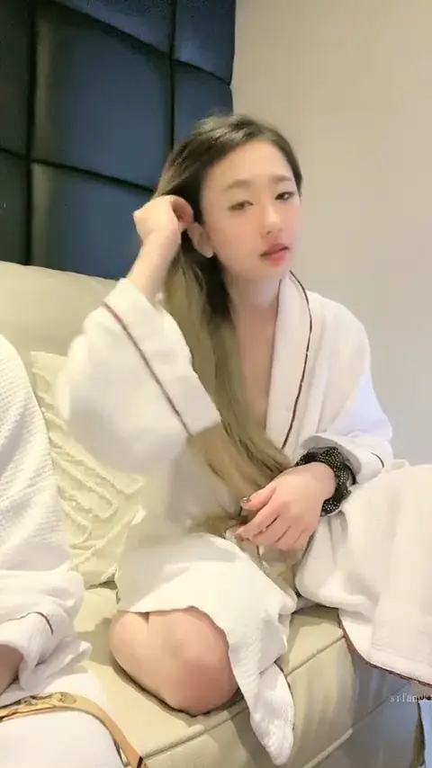 女同还得是小日子的牛,够变态够带劲!日本极品女同S女王「蘭」大尺度直播秀!娴熟舌吻、鞭打、抽插小母狗