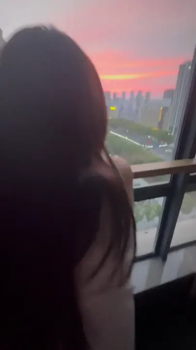 刚刚check in，他就忍不住了。