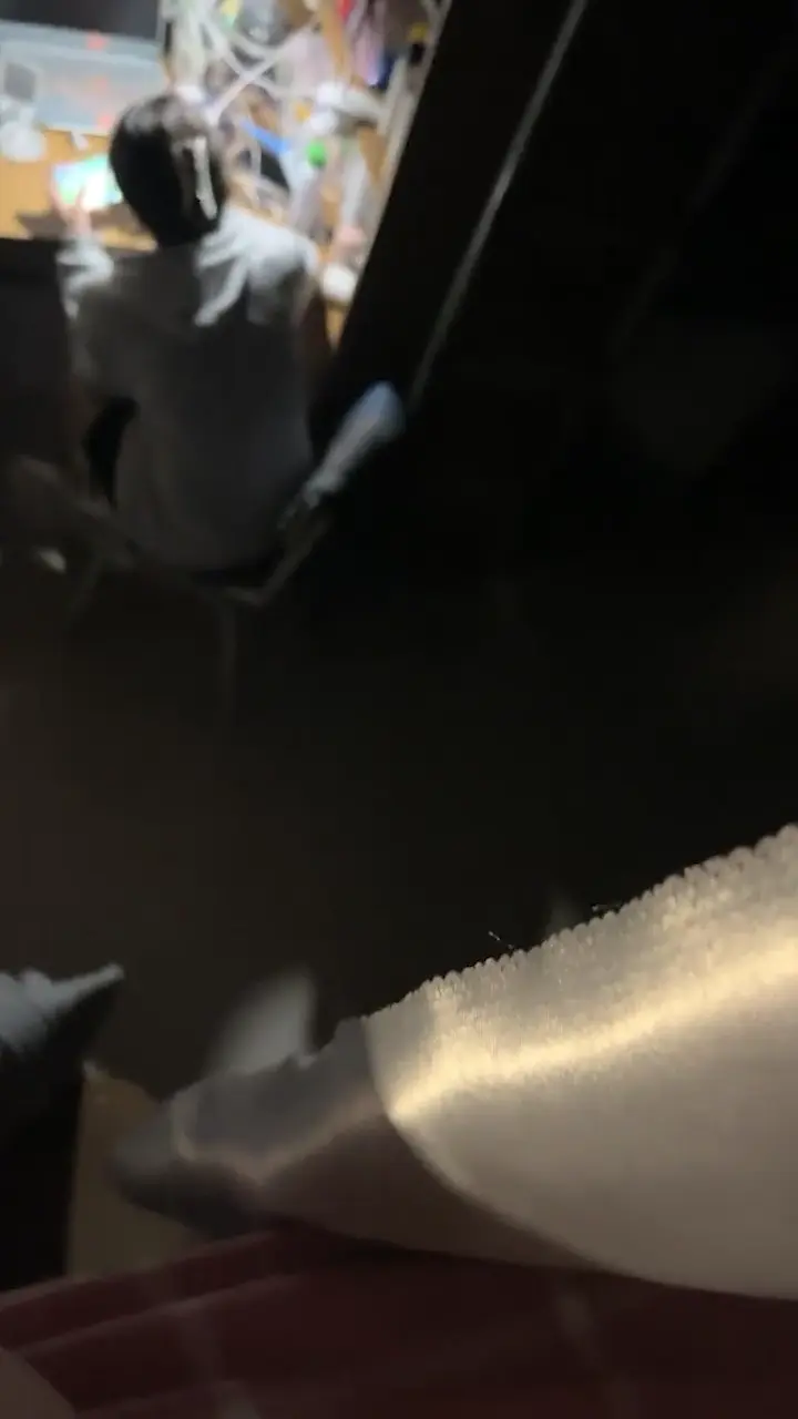女大学生宿舍内的骚货,当着舍友面自慰直播