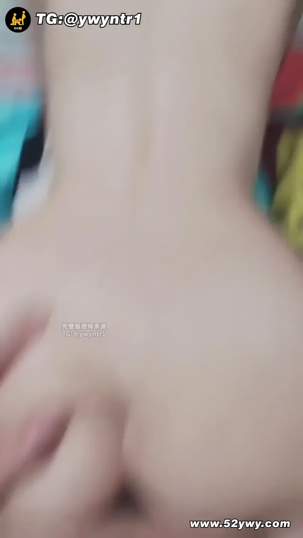极品眼镜骚妻化身超爽鸡巴套子,小嘴巴口的老公血气狂涌,接着她脱光被老公粗屌后入,当成肉棒套子疯狂抽送!湿透小骚逼紧裹巨根,扭腰上下狠套深撞,干得淫水狂喷浪叫高潮迭起,小穴红肿死死绞紧鸡巴爽翻天