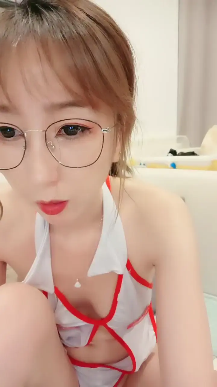 漂亮护士装御姐范眼镜妹妹,跳蛋自慰骚穴