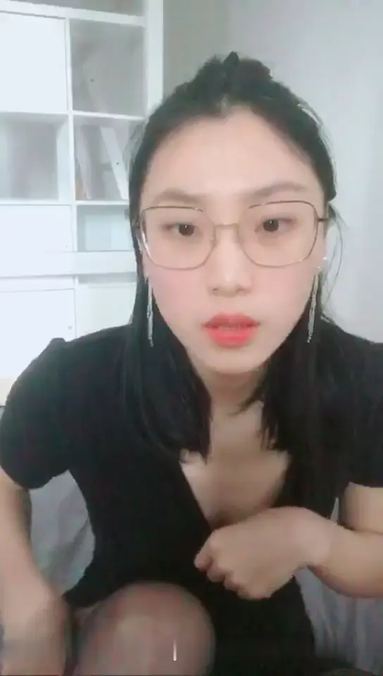 #刘玥 闺蜜小鱼在直播平台给黑人猛男吹箫啪啪最后无套内射