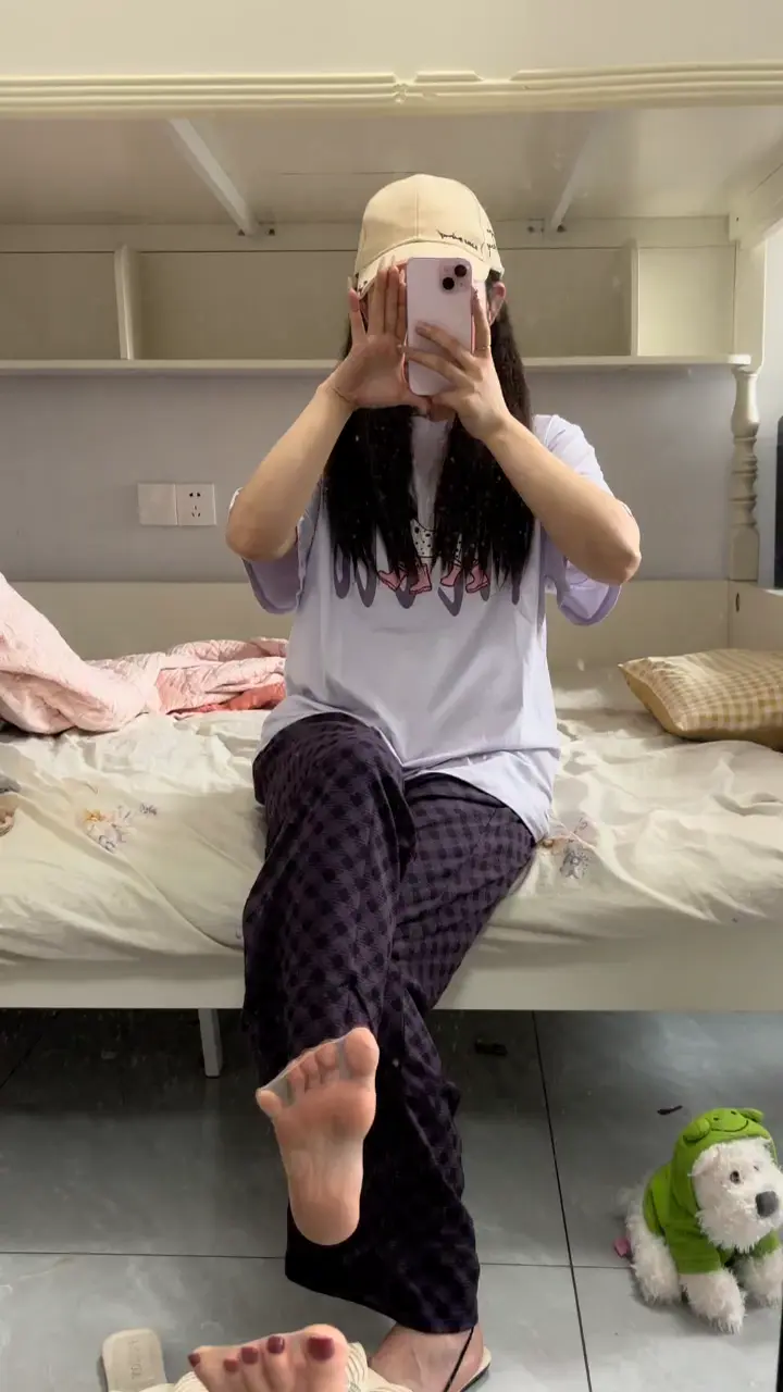 喂!看着妈妈脚干什么啊~贱狗儿子💋是不是对妈妈的脚发情了啊~哈哈哈哈🖕🏿🖤废物早泄阳痿恋足癖🖕🏿一辈子给你亲妈祖宗当人肉脚垫吧🖤没用的畜生🖤