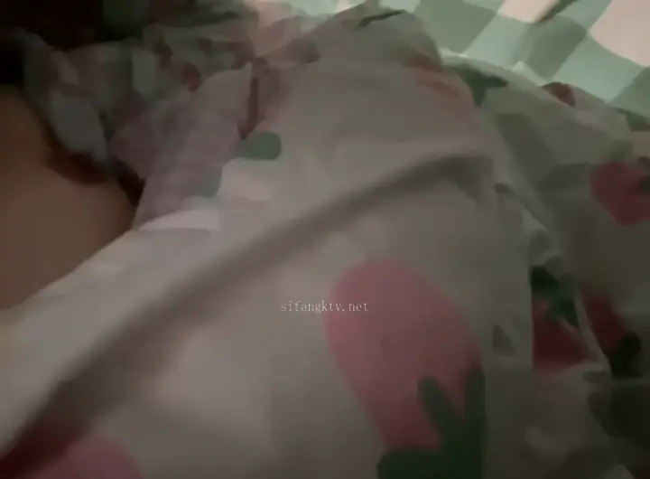 街上尿尿自慰 #一只啵啵兔 贫乳萝莉学生妹在街上到处放尿，金主的人形性玩具