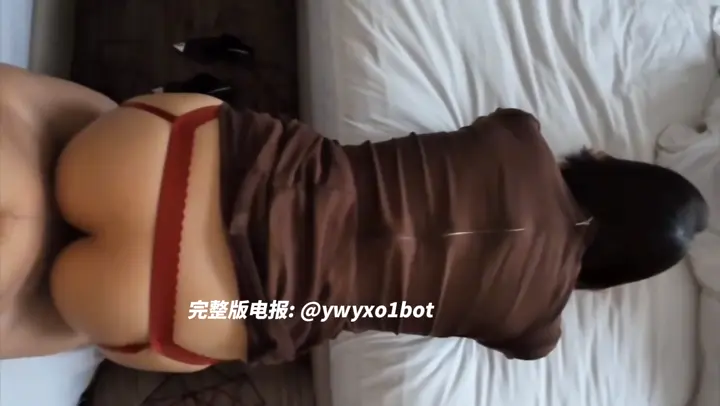 “快射我逼里，我要舔你的精液”婚后第三天绿帽老公就带单男来3P骚妻，多日禁欲老公让单男操老婆，自己在一旁舔脚辅助，隔天又被公公操了，三天里骚老婆体内被注入了3个男人的精子，重精求子的计划已经完成大半