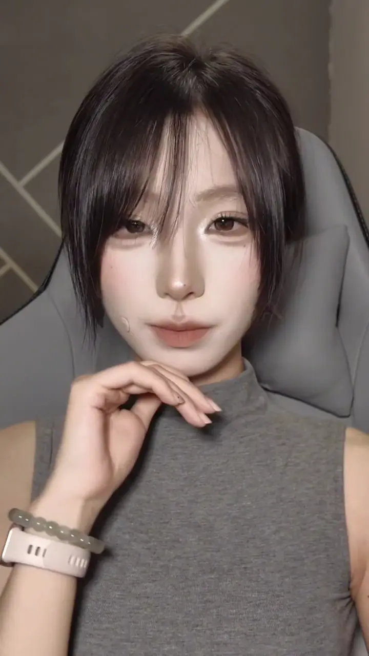 🖤妈妈🖤最喜欢看你这副发情的猪样子了🖕🏿来~公猪🖤把舌头伸出来舔亲妈祖宗的腋窝,边舔边承认自己有多下贱🖕🏿妈妈今天要把你调教成彻底离不开妈妈腋下汗臭味的变态精猪🖤
