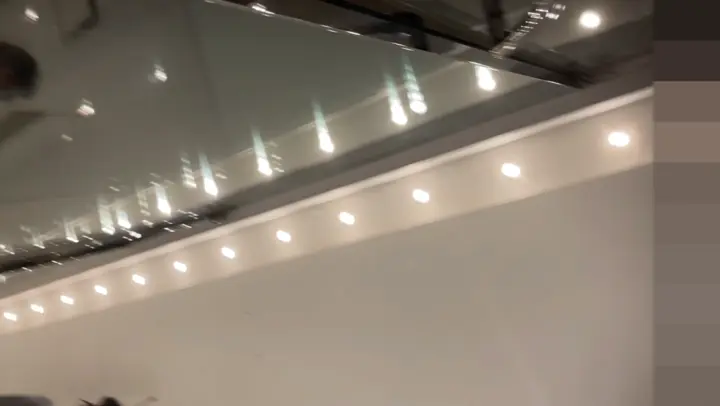 抄底多长裙气质美女