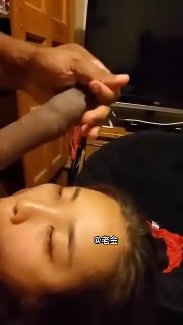 媚黑女老师出轨黑人外教事件，反差人妻爱上黑肉棒
