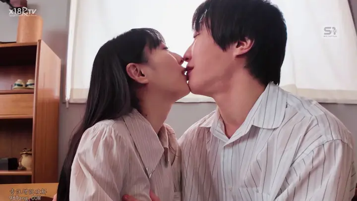 #偷情 #出轨 #绿帽 #少妇同事 趁着老婆不在，把公司里最甜最会叫的最顶级小三拐去温泉过夜！她在雾气缭绕的露天浴池里被你按住狂操，哭着说‘好深…要坏掉了’，却还主动扭腰求中出……这种把别人老婆玩成专属精液便器的背德快感，谁懂？完整3小时10分钟已更SVIP 解锁看巨多精选 ⚡