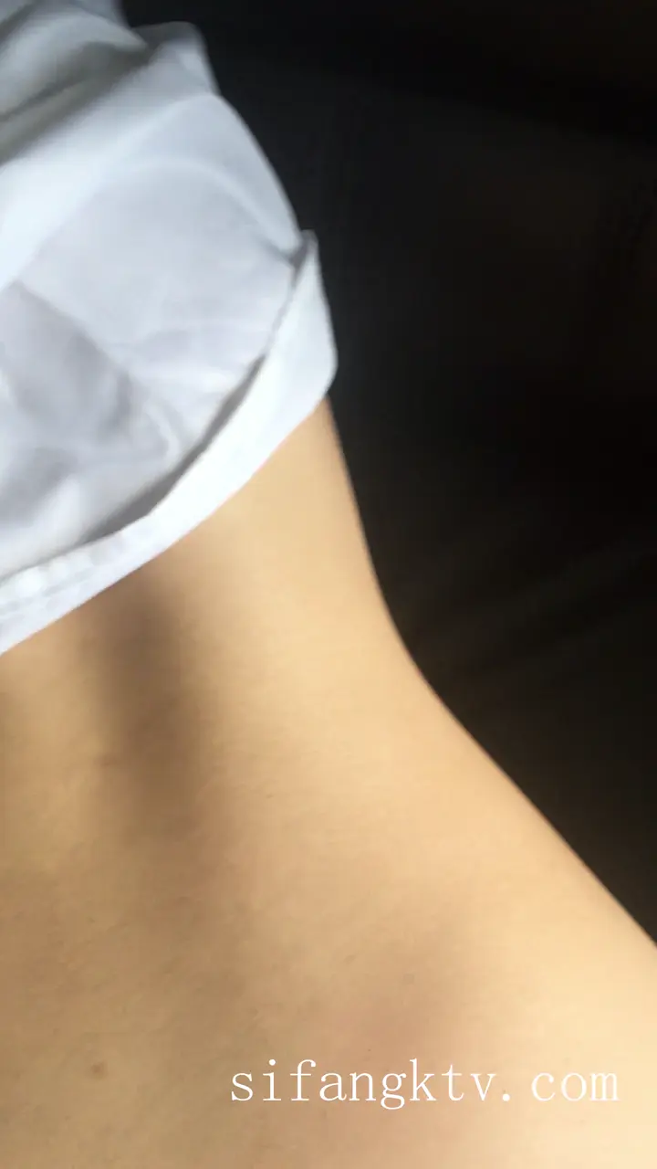 國模女神【欣若】 新流出私拍檢視，成熟小少婦韻味十足