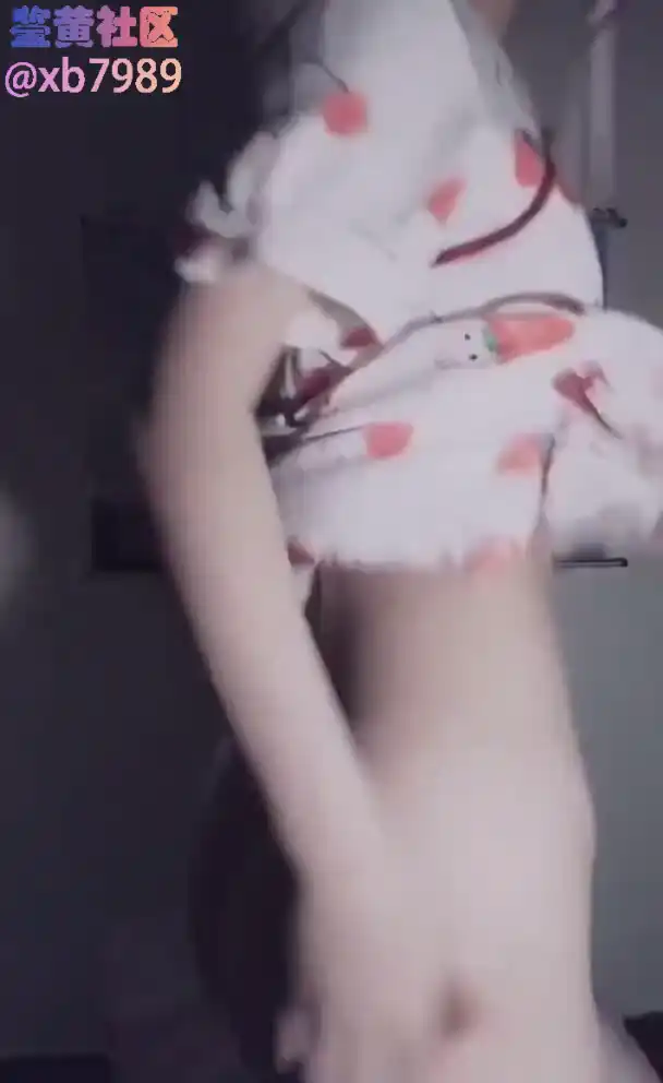 🥵清纯萝莉高中生偷偷发骚 展示白嫩性感胴体