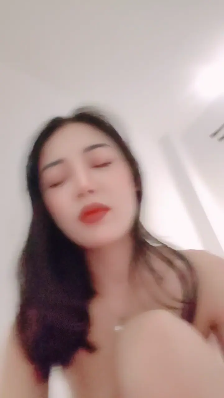 套路邻家19岁姑娘上床 娇滴滴的委屈 吃肉棒的反差感 啊~好爽内射~感受到一股暖流顶到子宫了吗