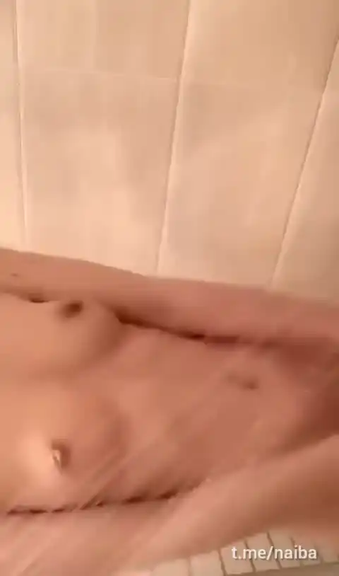 洗澡搓胸