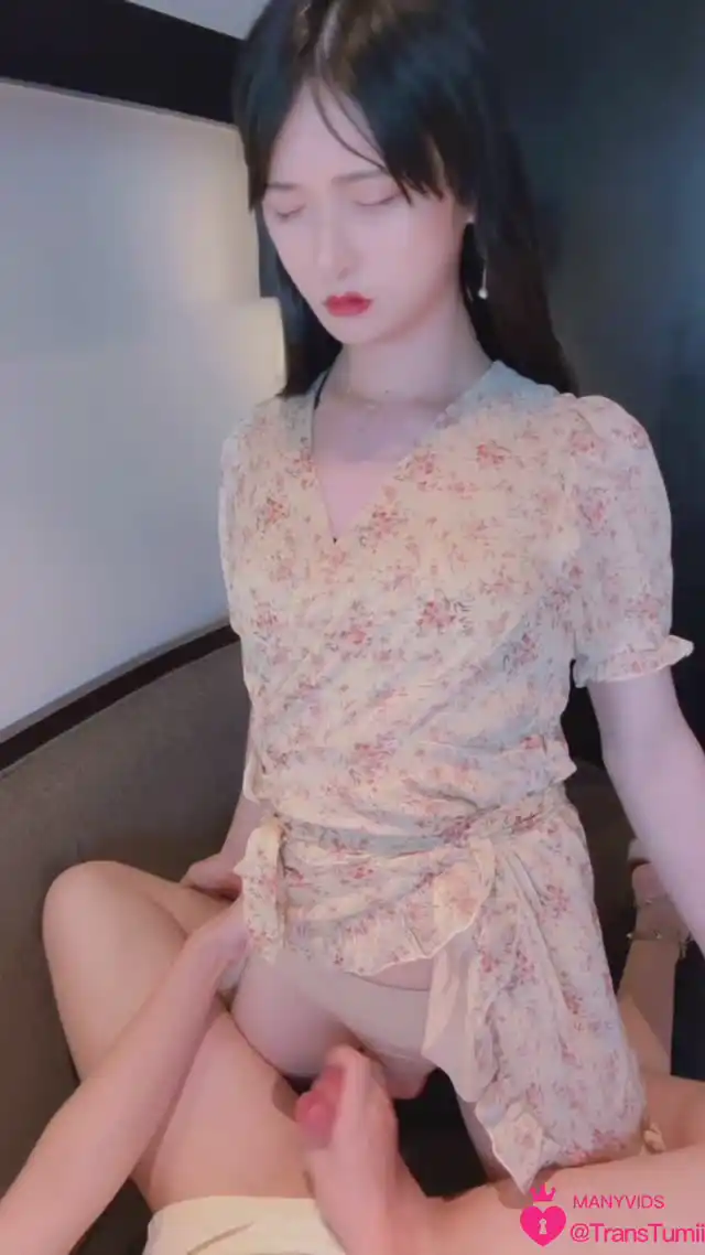 男娘福利第191弹 国产清纯小男娘酒店与金主击剑，趴在沙发上被金主爸爸后入