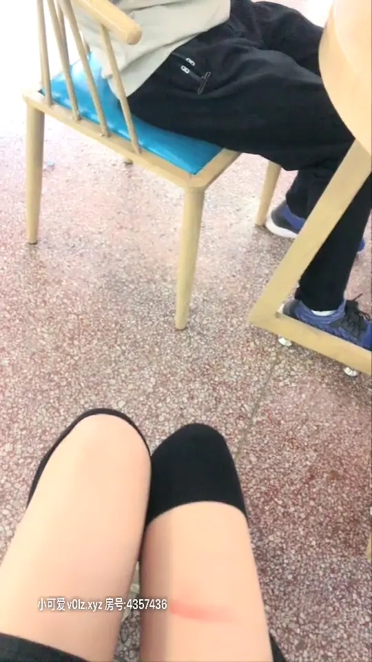 骚货学妹 淫穴塞着 #跳蛋 去食堂发骚,坐凳子上旁边有男生其他路过学生,刷礼物就顶得淫叫啊啊,太爽受不了跑去厕所自慰!