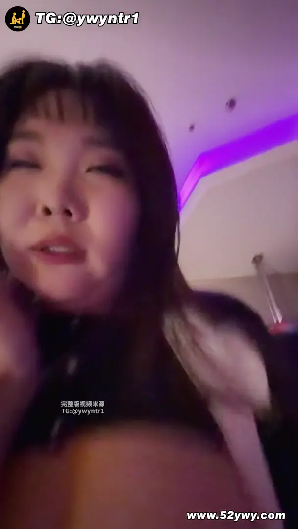 极品爆乳女友，人前温柔可爱婉约动人，床上变身骚浪母狗！她穿上情趣女仆装，张嘴深喉吞吐粗硬大鸡巴，舌头缠绕舔头舔蛋，把男友舔得低吼不止。接着跨坐上去，湿透小骚逼猛套狠扭，车灯般巨乳上下翻腾，嘴上说着没有他前女友骚，但身体一股股迸发难以抑制的骚劲