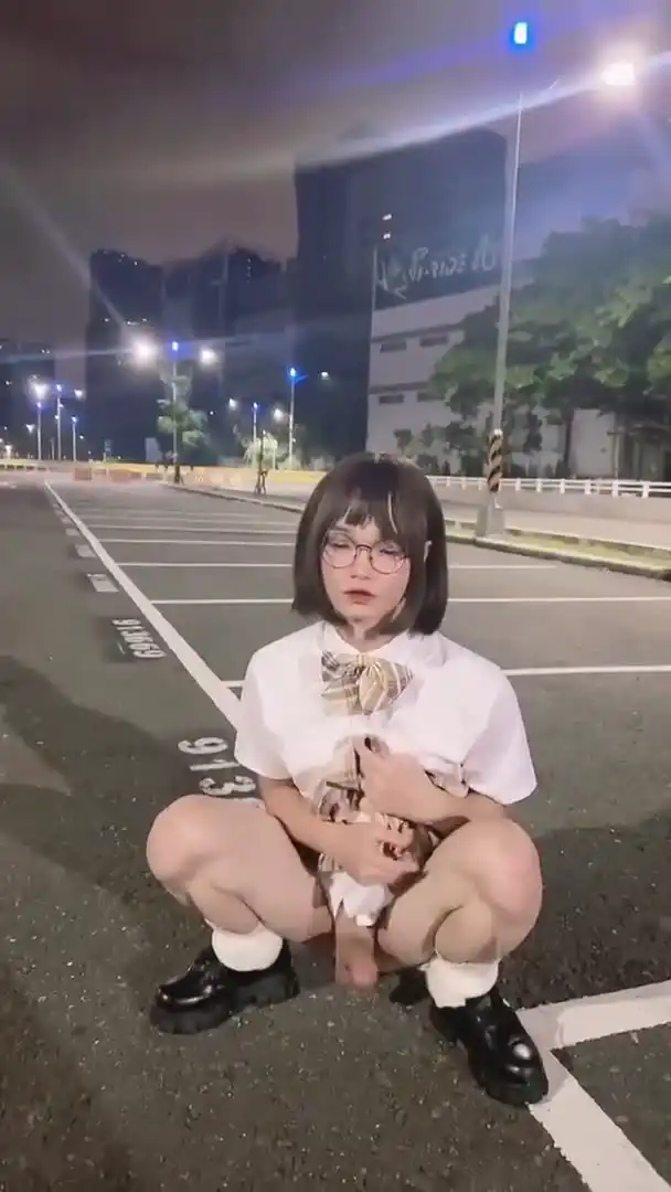 男娘福利第125彈 國產偽娘JK裝深夜街頭露出