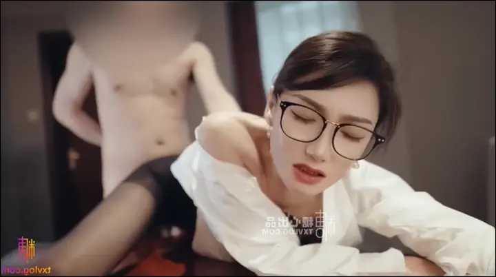 內部搜 4013 美女身材火辣黑絲美腿蜜桃臀曲線誘人，男人粗壯的肉棒粗暴地插入她的穴口，騷貨身體猛烈顫抖湧出大量的淫液。