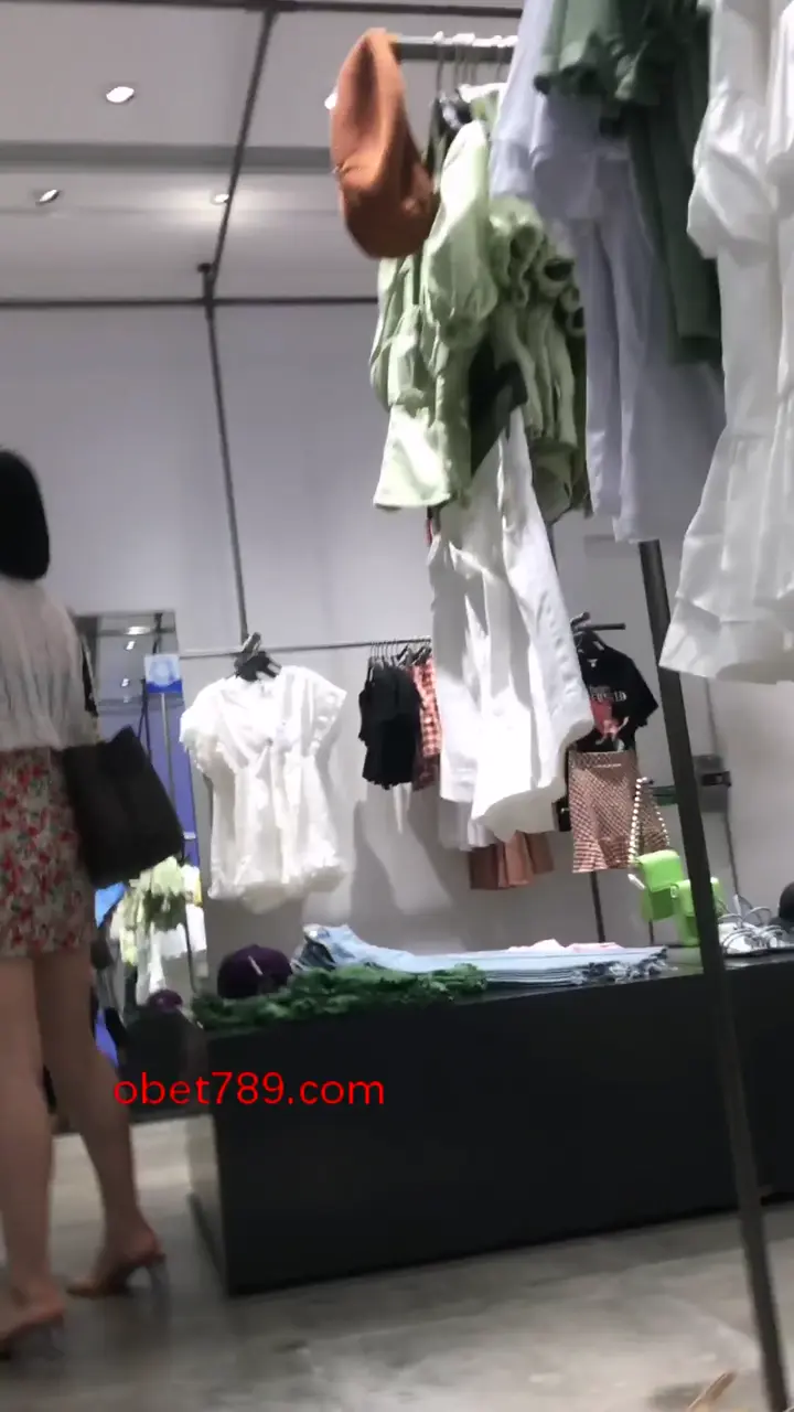 商場電梯偷拍抄底