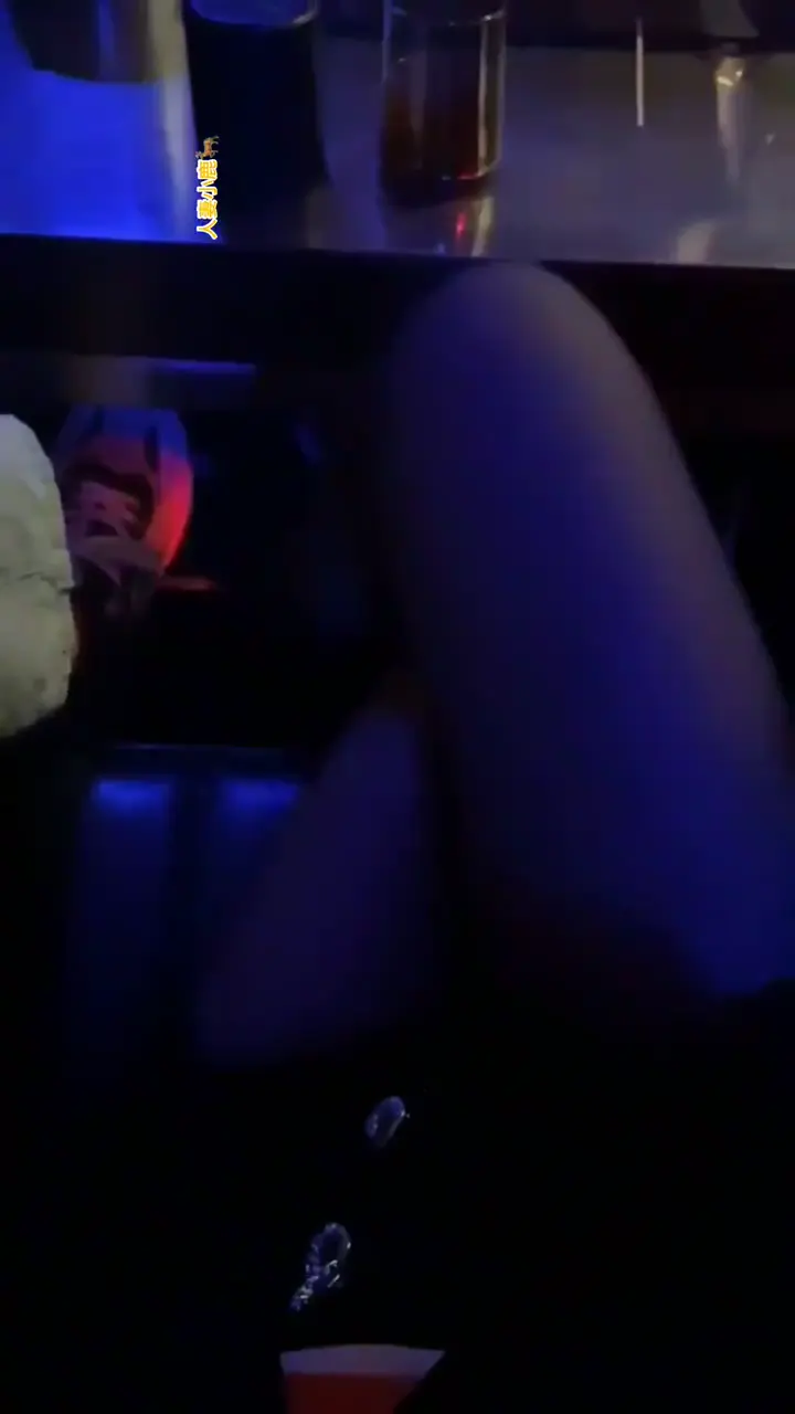 [资源详情] 网红会计师【人妻小鹿】淫荡生活记录 投稿~露出3P应有尽有