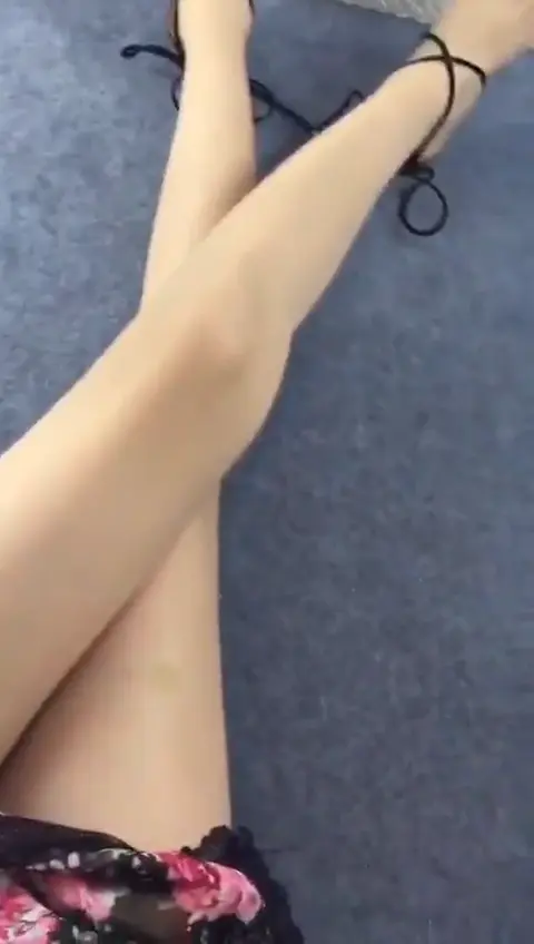 现在的00后姑娘不上学，一天到晚和社会青年鬼混。被社会大哥集体当性爱工具，还在傻傻的装可爱。
