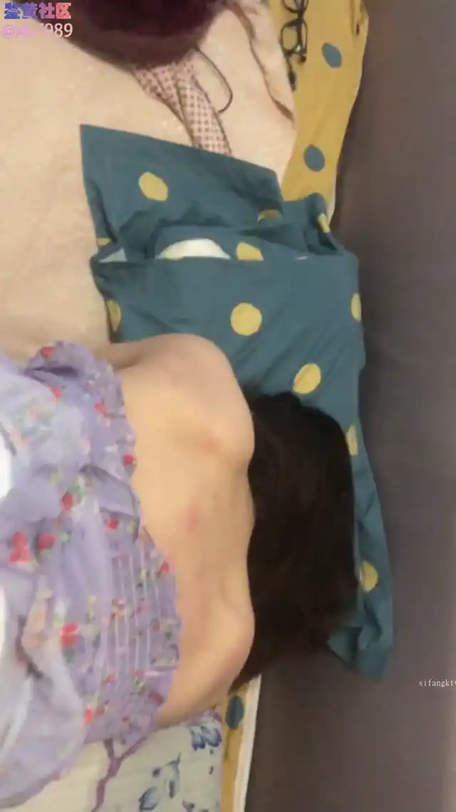 喜欢喊爸爸的高中小母狗，掰着逼求艹