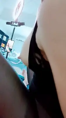 浪荡小骚妇 ，出来找男人玩，性瘾大，炮友操完还要拿肉棒自慰.