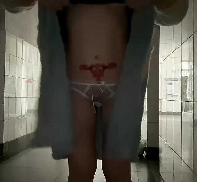 街上尿尿自慰 #一只啵啵兔 贫乳萝莉学生妹在街上到处放尿,金主的人形性玩具