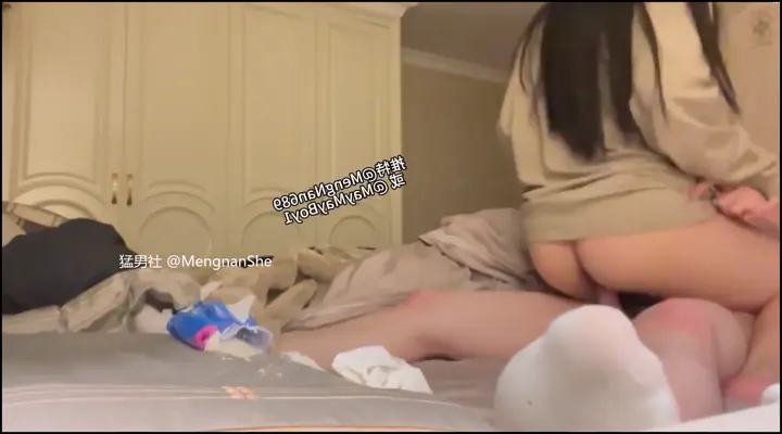 內部搜 0627 準大一學生小情侶破處自拍。高考結束第一次做愛沒經驗，男生找了好久的洞口才插進去。女主真嫩，有種初戀的柑橘了，被操的時候一臉淫蕩享受的表情，反差太強烈了