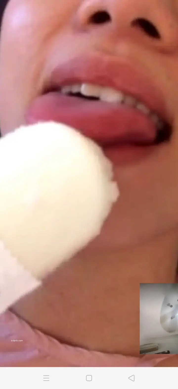 虎牙：赢城馒头    一对一视频。。这化妆美颜也太无语