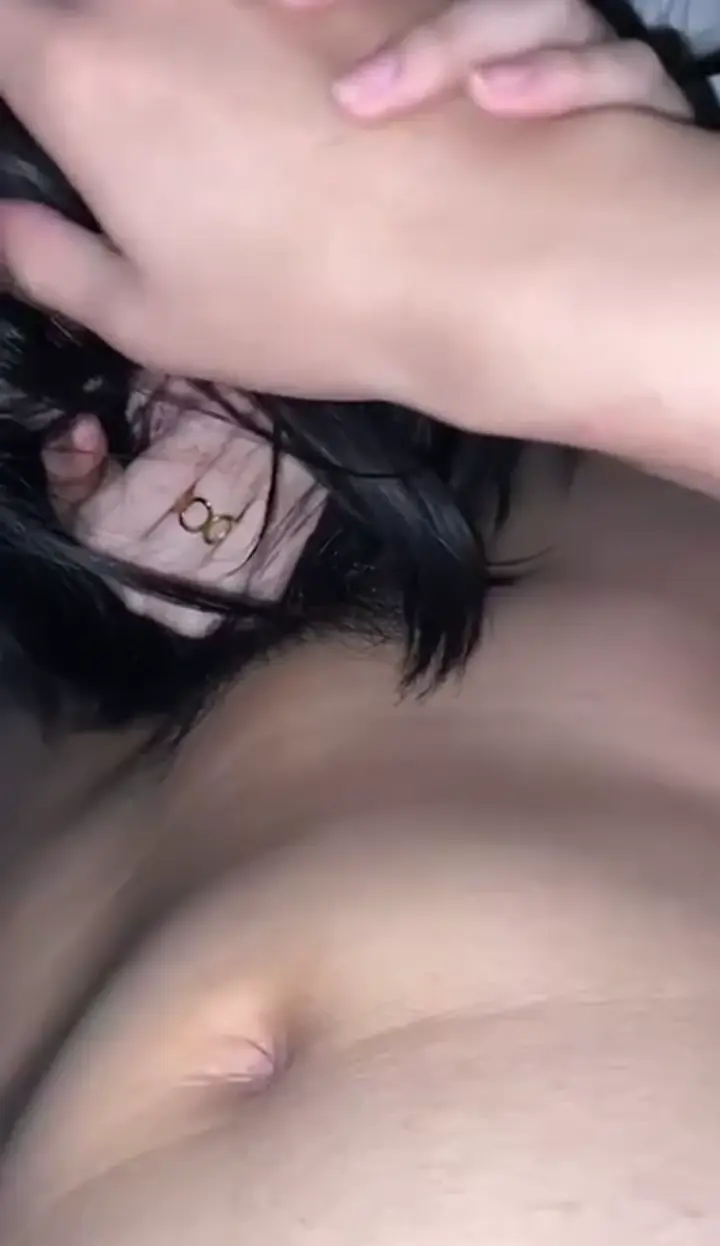 =可爱小美女与男友超爽自拍啪啪，一脸害羞的模样，却被男友强行后入在镜子前狂艹