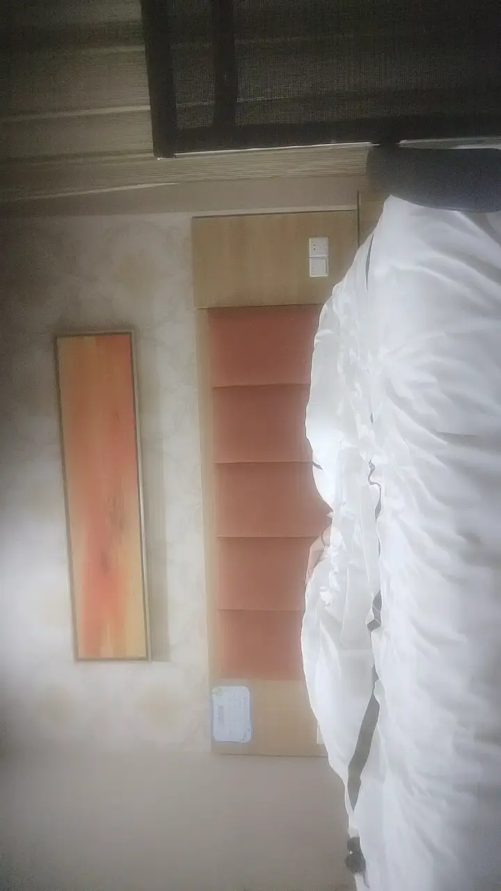 【笑笑探花】，1500約漂亮小姐姐，兼職妹子不經常出來做