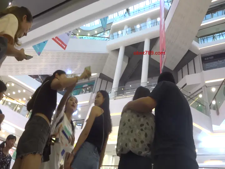 商场偷拍抄底