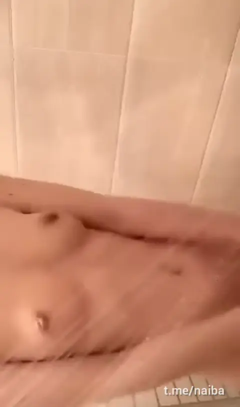 洗澡搓胸