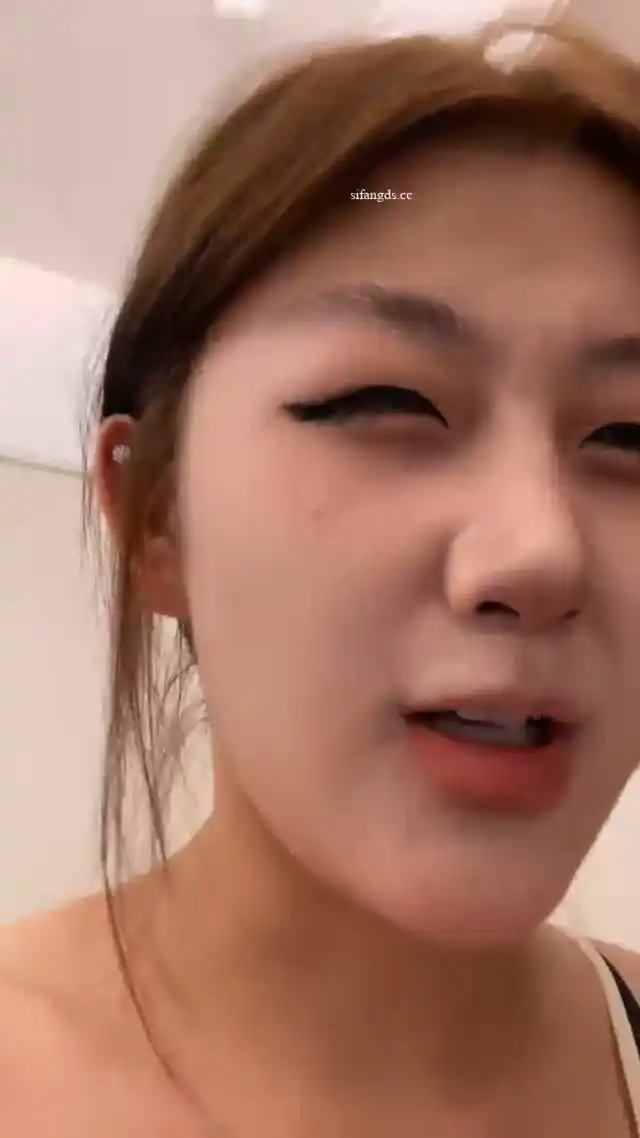 【曼小狗】 巨乳萝莉学生妹,口爆射嘴,无套啪啪,道具自慰